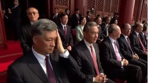 巴薩新領導有望任命克魯伊夫擔任主教練，深圳球隊將迎新帥風雲。